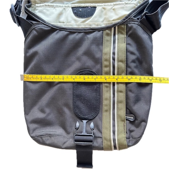Crumpler Unisex Lightweight Friday Nylons Vertical Messenger Laptop Bag - Picture 11 of 17